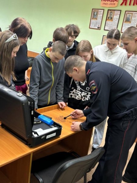 Учащиеся школы Амурска посетили в районный отдел полиции и узнали о службе в органах внутренних дел